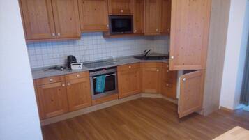 Een koelkast, een microgolfoven, een oven, een kookplaat