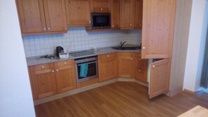 Een koelkast, een microgolfoven, een oven, een kookplaat