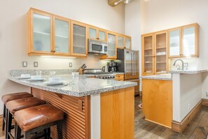 Kjøleskap, mikrobølgeovn, ovn og kokeplater