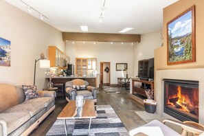 Una Smart TV, una chimenea, un reproductor de DVD