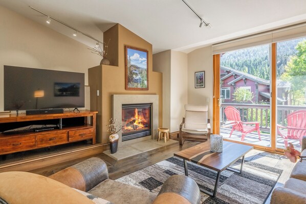 Smart TV, fireplace, DVD player - Bright Spacious Condo with Spa Access 638 (Mammoth lakes)