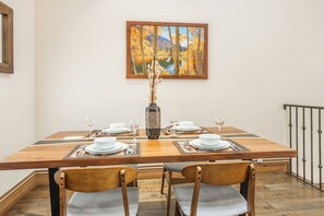 Dining - Bright Spacious Condo with Spa Access 638 (Mammoth lakes)