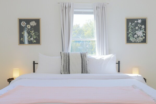 2 bedrooms, iron/ironing board, internet, bed sheets