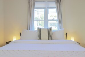 2 عدّة غرف نوم ومكواة/لوح كي وخدمة الإنترنت وملاءات أسرّة