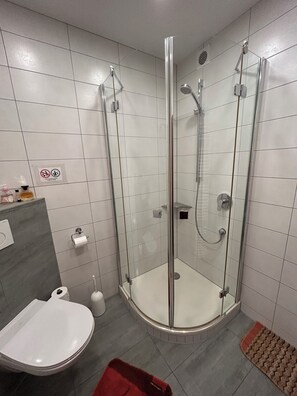 Douche, séchoir à cheveux, serviettes fournies, savon