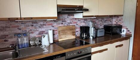 Microondas, horno, parrilla de estufa y lavavajillas