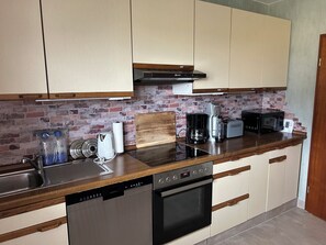 Microwave, oven, stovetop, dishwasher - Cozy and quiet vacation apartment (approx. 88 sqm) in Pellingen near Trier (Pellingen)