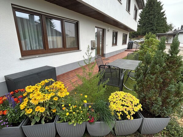 Outdoor dining - Cozy and quiet vacation apartment (approx. 88 sqm) in Pellingen near Trier (Pellingen)