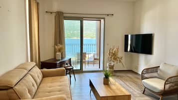 Apartemen, balkon, pemandangan laut | Area keluarga | TV