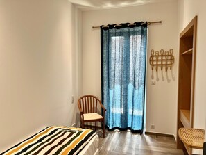 Appartement, balcon, vue sur la mer | Système d’insonorisation, fer et planche à repasser