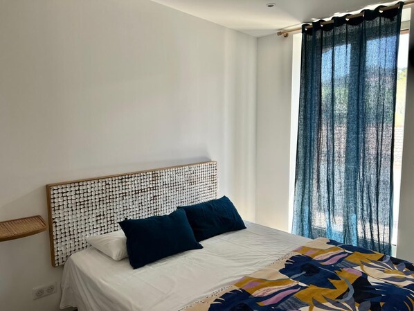 Apartamento, sacada, vista para o mar | Quartos à prova de som, ferros/tábuas de passar roupa, Wi-Fi de cortesia