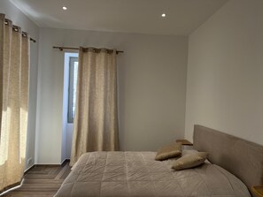 Apartment, Balcony, Sea View | Kalis bunyi, seterika/papan seterika, Wi-fi percuma, akses kerusi roda 
