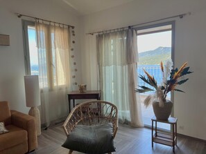 Apartment, Balkon, Meerblick | Wohnbereich | Fernseher