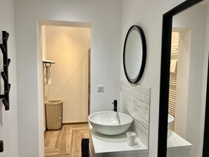 Appartement, balcon, vue sur la mer | Salle de bain | Peignoirs