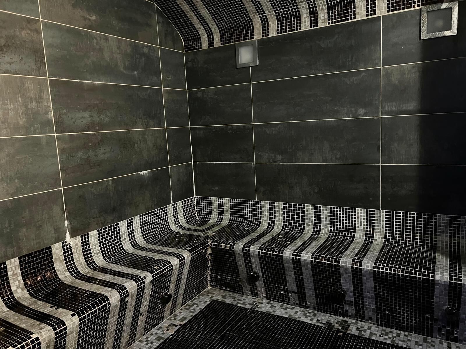 Hot tub, ruang uap, dan pijat