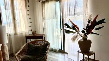 Apartemen, balkon, pemandangan laut | Area keluarga | TV