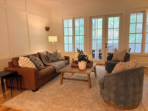 Living area - Charming townhome in Serenbe - golf cart included (Chattahoochee Hills)