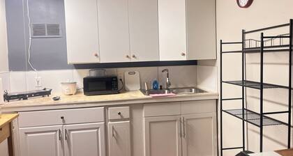 Warm & Inviting 1-bedroom suite in Lawrenceville!