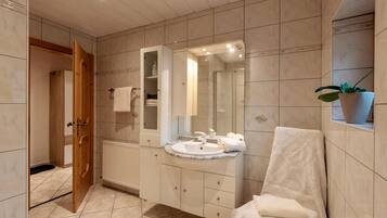 Ducha, secador de pelo, toallas