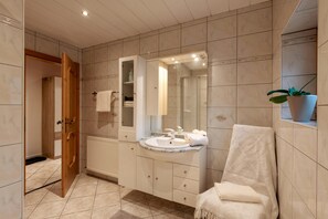 Regadera, secadora de cabello, toallas 