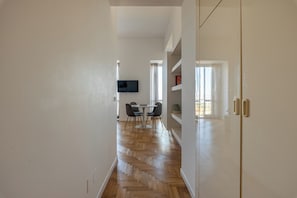 Appartement, 1 chambre | Aire de séjour | Téléviseur de 30 po avec télévision par satellite