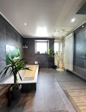 Haartrockner, Handtücher, Seife, Toilettenpapier