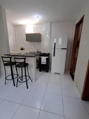 Een microgolfoven, een oven, een kookplaat