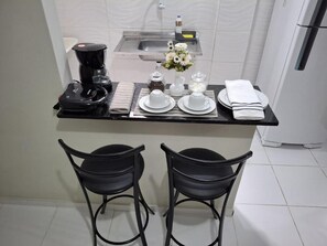 Een microgolfoven, een oven, een kookplaat