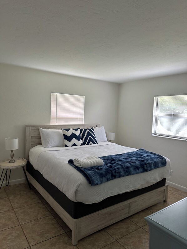 3 habitaciones, escritorio, tabla de planchar con plancha y wifi gratis 