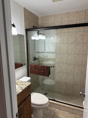 Douche, sĂšche-cheveux, serviettes fournies, savon