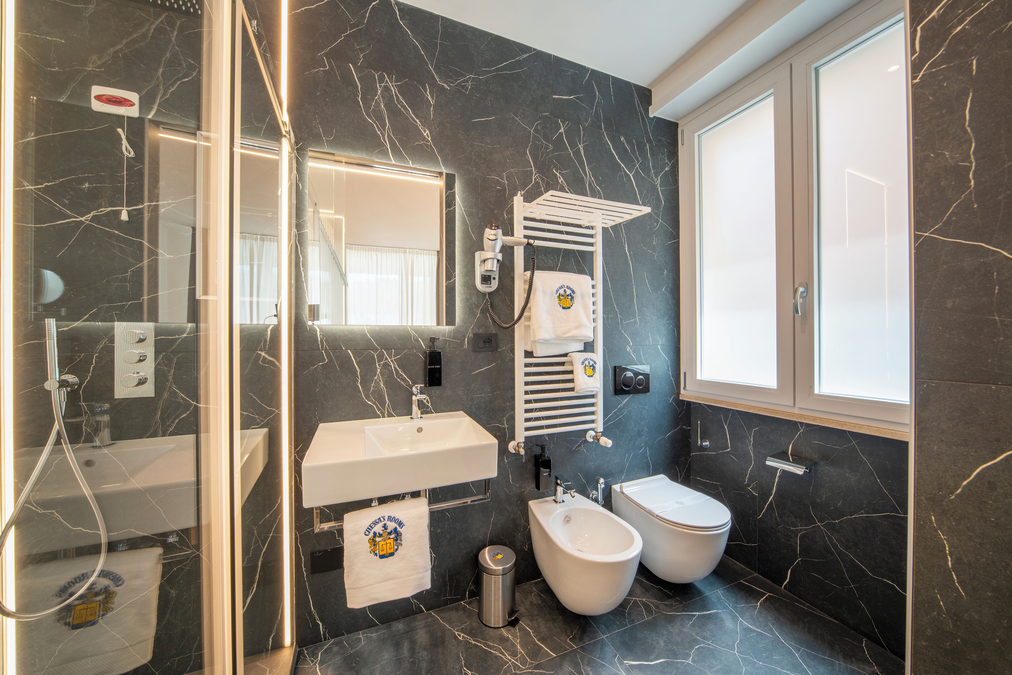 华丽双人房 | 浴室 | 淋浴设施、吹风机、毛巾、肥皂