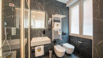 Habitación Deluxe doble | Baño | Ducha, secador de pelo, toallas y jabón