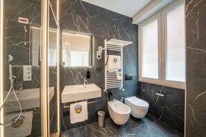 Deluxe-Doppelzimmer | Badezimmer | Dusche, Haartrockner, Handtücher, Seife