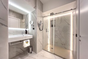 Double Room | Bathroom | Shower, hair dryer, towels, soap - Chessa's Rooms (Rome)