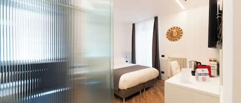 Habitación doble Deluxe | Caja de seguridad en la habitación y escritorio