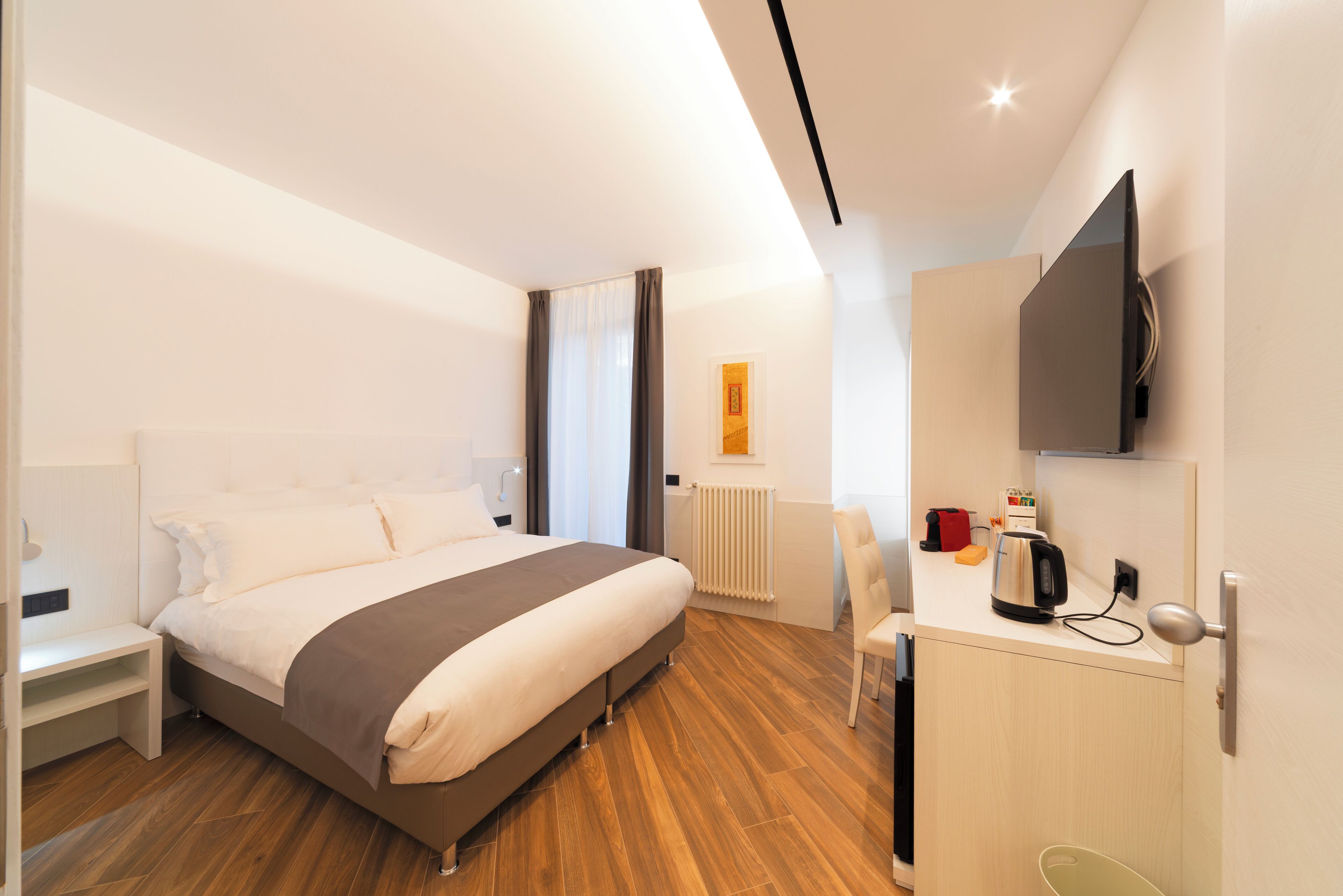 Caja de seguridad en la habitación y escritorio 