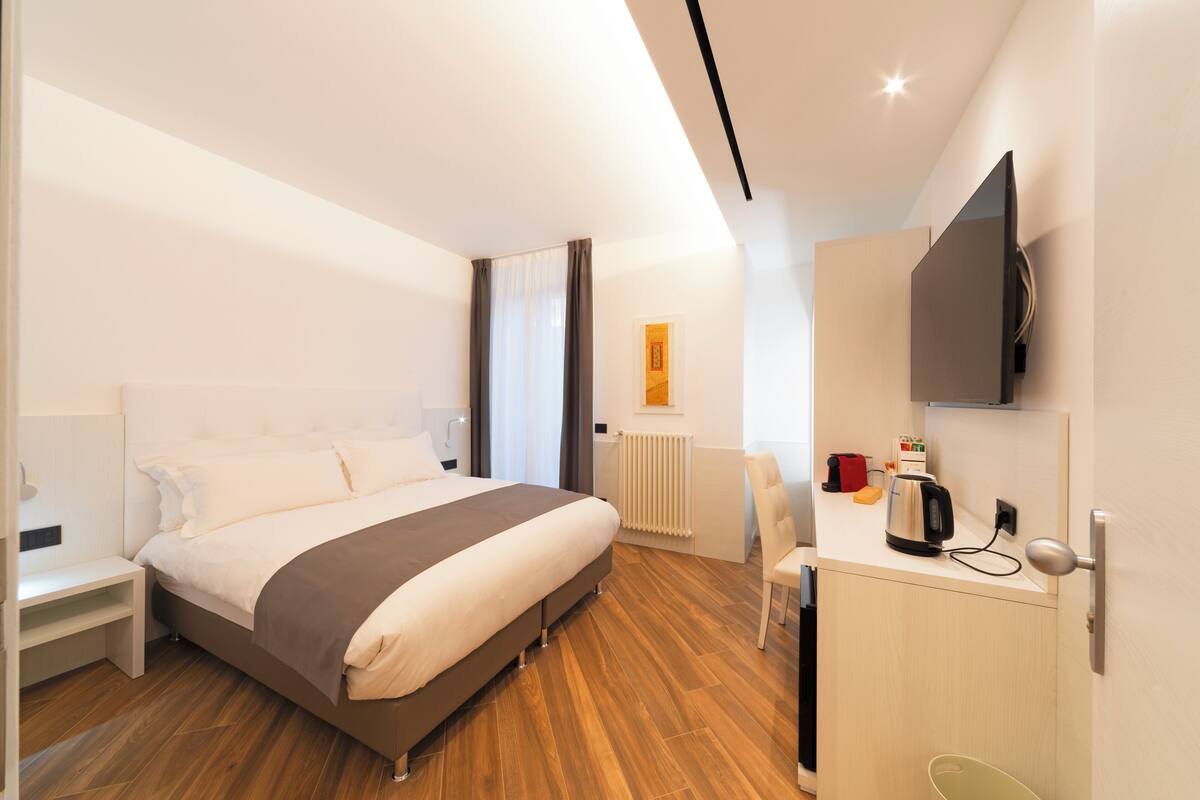 Double Room | In-room safe, desk, laptop workspace, soundproofing