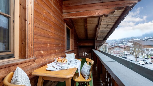 A wooden cabin with a balcony overlooking a snowy town. - Apartment 'Lisa' with Mountain View, Balcony and Wi-Fi (Fügen)