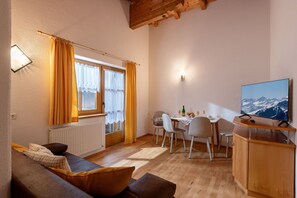 TV - Apartment 'Lisa' with Mountain View, Balcony and Wi-Fi (Fügen)
