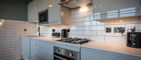 Geladeira, micro-ondas, fogão, lava-louças