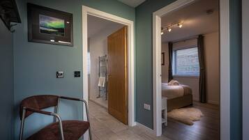 1 habitación, tabla de planchar con plancha, wifi y ropa de cama