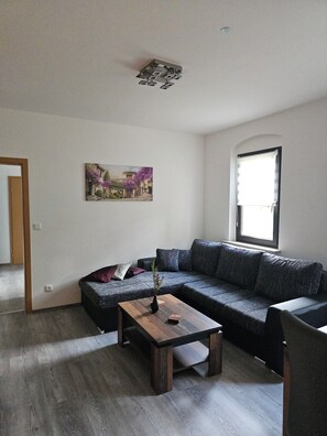 Smart TV, books, stereo - Cozy vacation apartment "Luisa" on the edge of the Erzgebirge. (Niederwiesa)