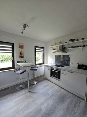 Frigorífico, microondas, placa de cocina y lavavajillas