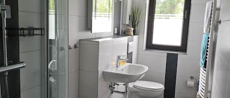 Douche, serviettes fournies, savon, papier toilette