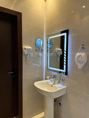 Secador de pelo, toallas, jabón y champú