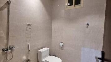 SĂšche-cheveux, serviettes fournies, savon, shampoing