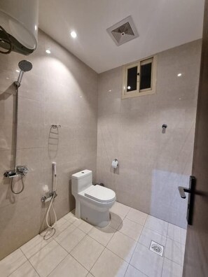 Secadora de cabello, toallas, jabón, shampoo 