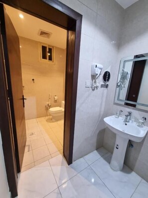 Perhesviitti | Kylpyhuone | Hiustenkuivaaja, pyyhkeet, saippua, sampoo