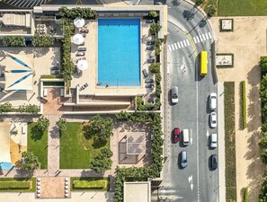 Una piscina al aire libre