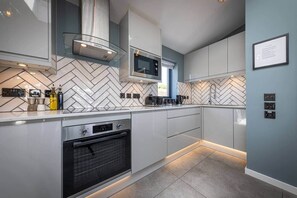 Kühlschrank, Mikrowelle, Ofen, Geschirrspüler